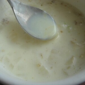 市販のカップスープに、とけるチーズと玉ねぎIN